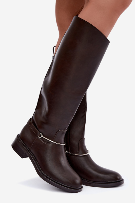 Stiefel mit flachem Absatz und dekorativem Riemen, braun