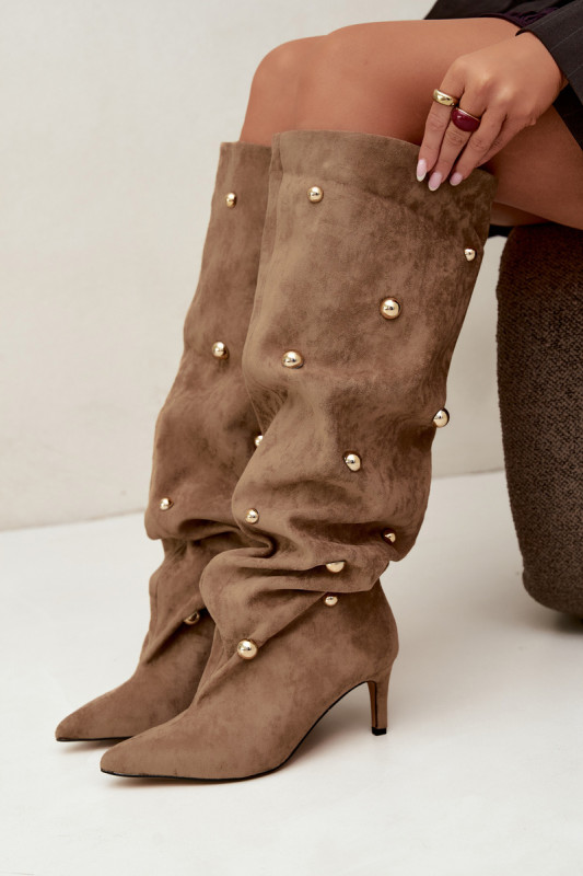Beige Overknee-Stiefel mit Stilettoabsatz und goldenen Details