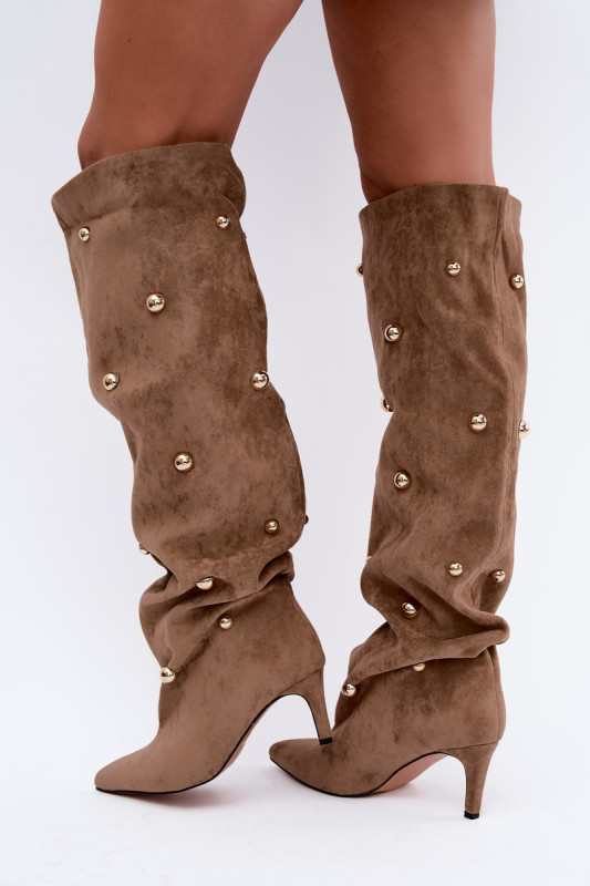 Beige Overknee-Stiefel mit Stilettoabsatz und goldenen Details