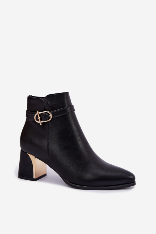 Schwarze Stiefelette mit Riemen und dekorativer Schnalle auf Blockabsatz