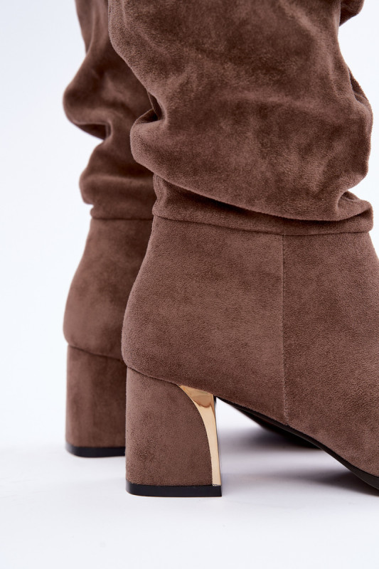Beige gefütterte Stiefel mit Falten und Blockabsatz