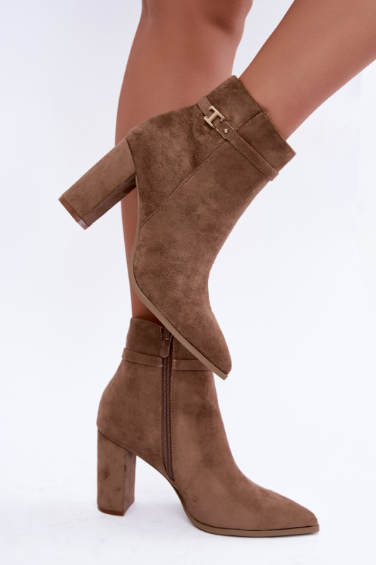 Beige Stiefelette mit Blockabsatz und dekorativem Riemen
