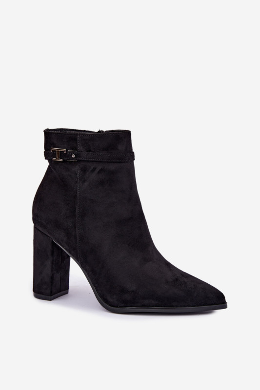 Schwarze Stiefelette mit Blockabsatz und dekorativem Riemen