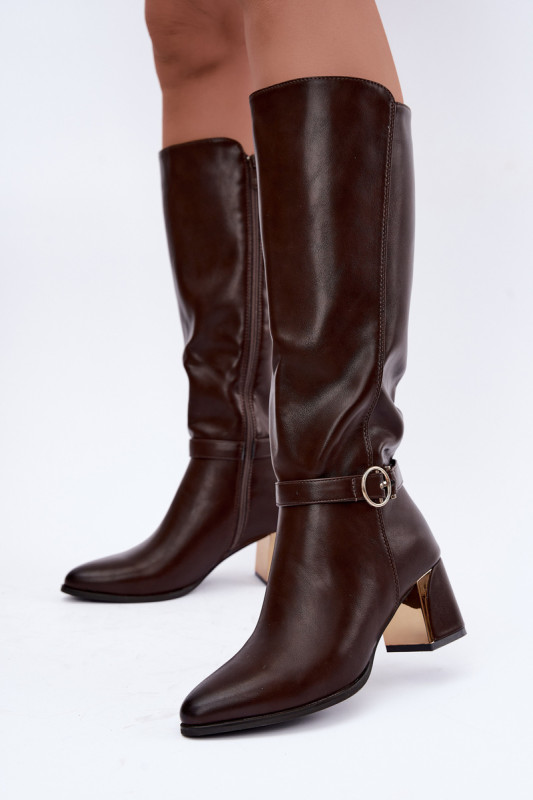 Gefütterte braune Stiefel mit Absatz und dekorativem Riemen