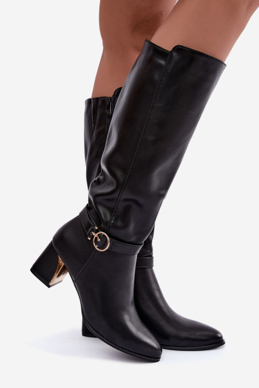 Gefütterte Stiefel mit Absatz und dekorativem Riemen schwarz