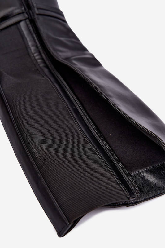 Gefütterte Overknee-Stiefel mit Riemen in Schwarz