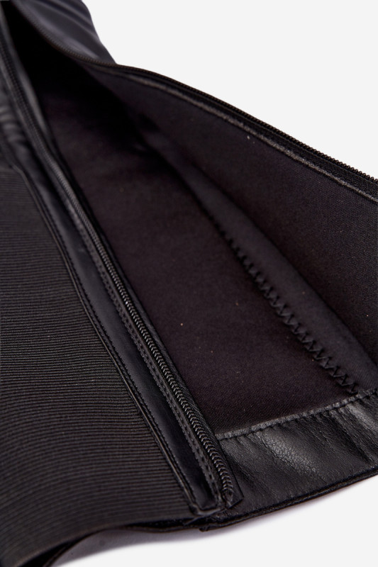 Gefütterte Overknee-Stiefel mit Riemen in Schwarz