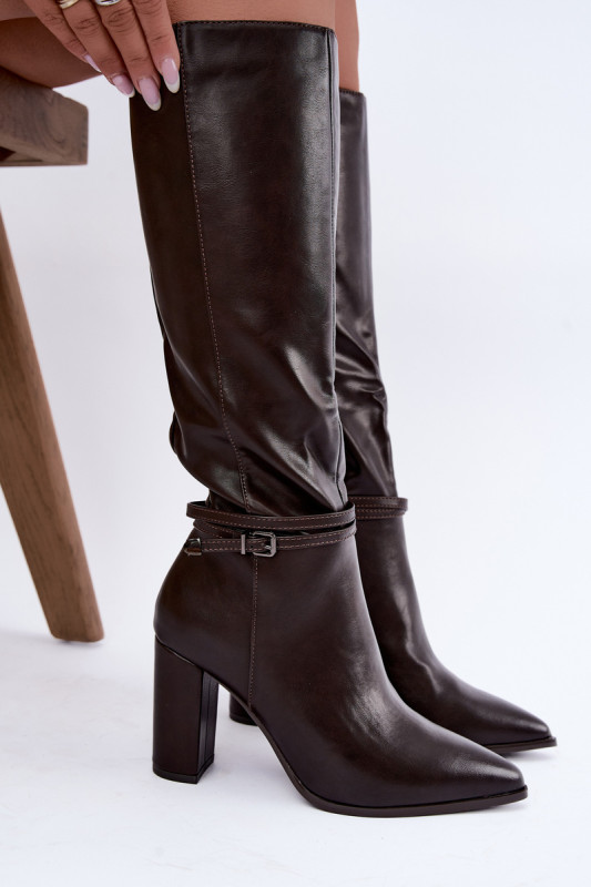 Gefütterte braune Stiefel mit Blockabsatz und Riemen