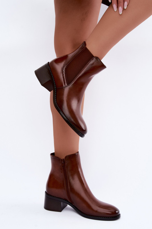 Braune Chelsea-Stiefelette mit Blockabsatz aus Kunstleder