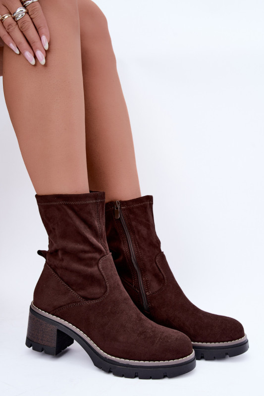 Stiefelette mit Blockabsatz aus braunem Veloursleder