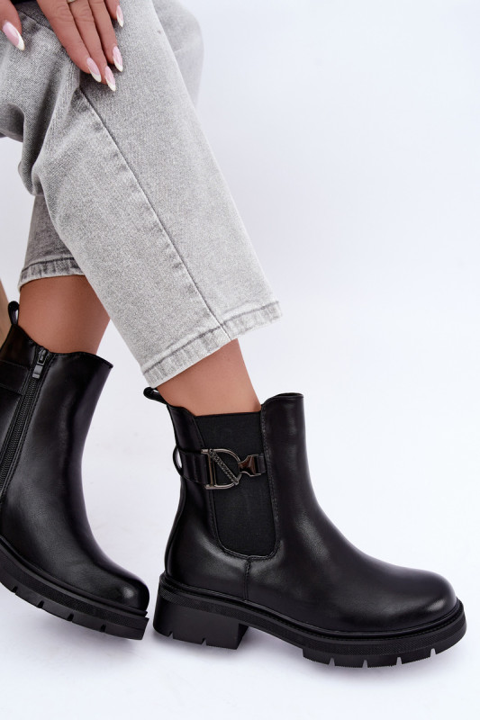 Gefütterte schwarze Stiefelette mit Zierde