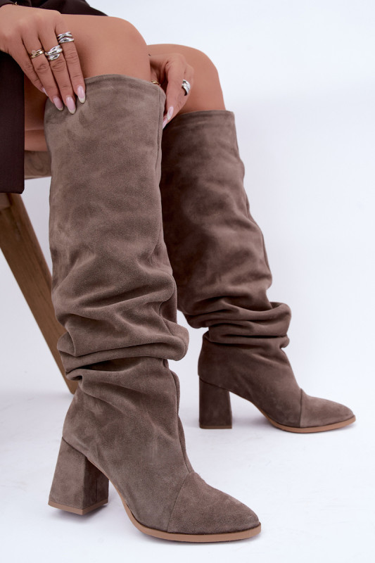 Overknee-Stiefel aus Veloursleder mit Blockabsatz, beige