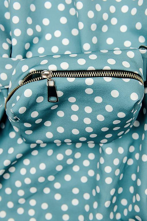 Blaues gepunktetes Kleid mit Tasche in der Taille