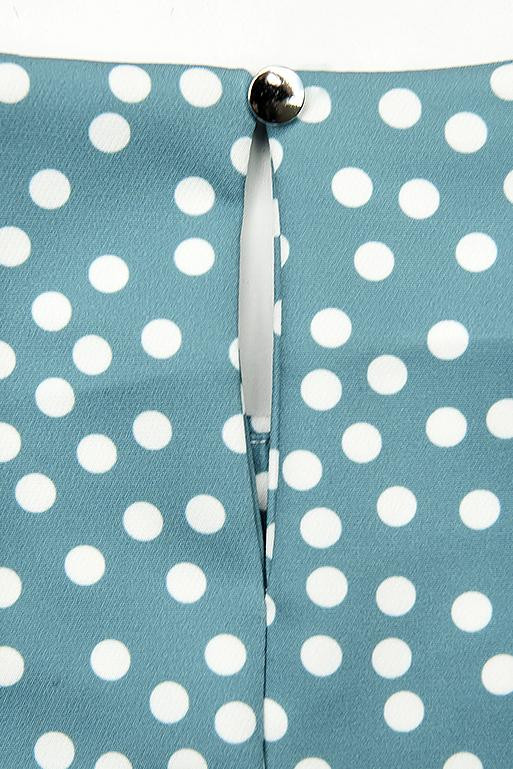 Blaues gepunktetes Kleid mit Tasche in der Taille