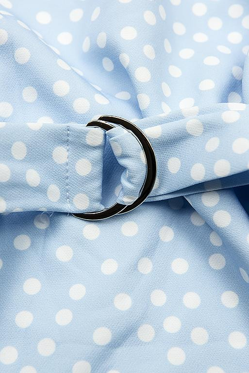 Hellblaues Kleid mit Tasche in der Taille