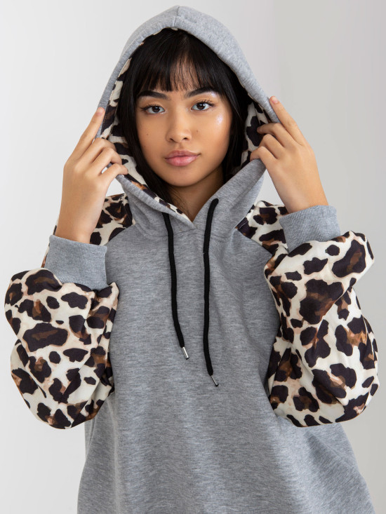 Grauer Hoodie mit Druck auf den Ärmeln von Michaela