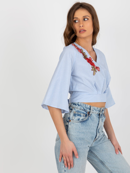 Hellblau-weiße elegante Kurzbluse mit Streifen