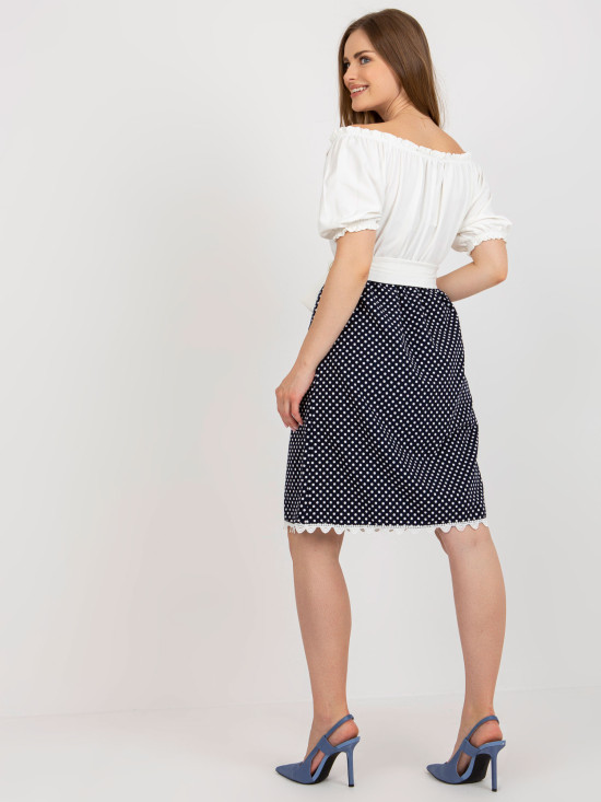 Ecru-blaues Cocktailkleid mit Gürtel