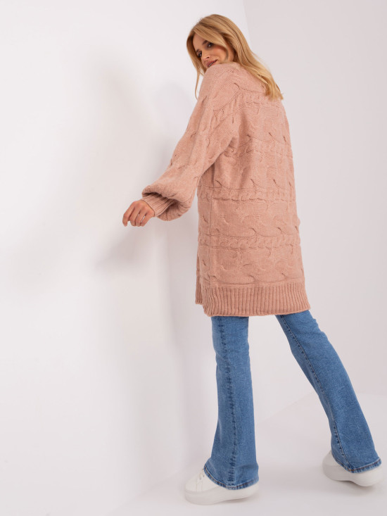Rosa Strickkleid mit Zöpfen