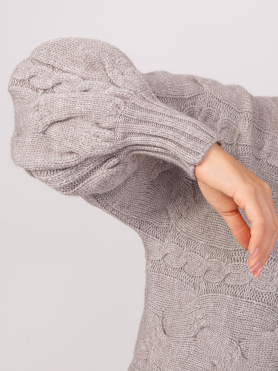 Graues Damenstrickkleid bis zum Knie