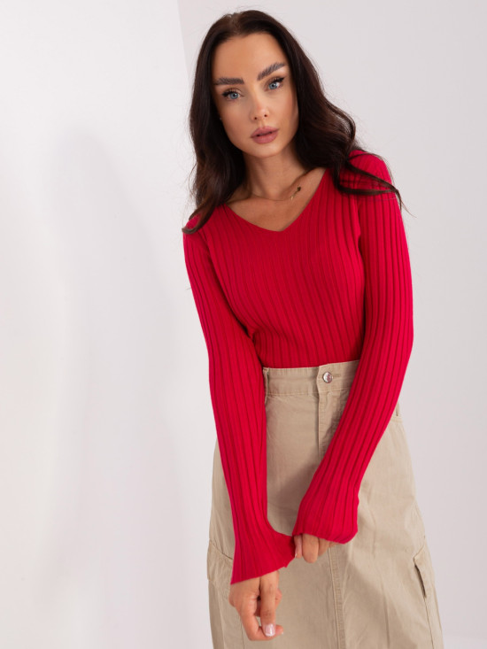 Klassischer roter Pullover mit Streifen