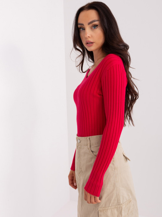 Klassischer roter Pullover mit Streifen