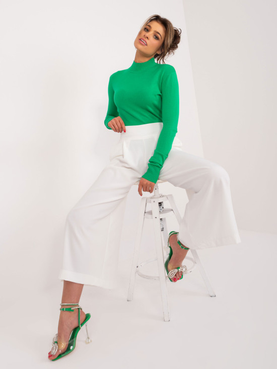 Grüner Pullover mit Rollkragen