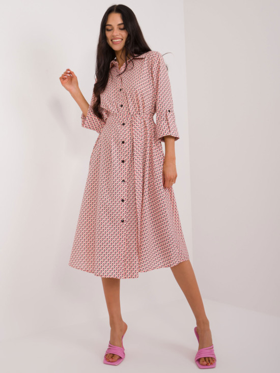 Ausgestellte pfirsichfarbene Kleid mit 3/4 Ärmeln