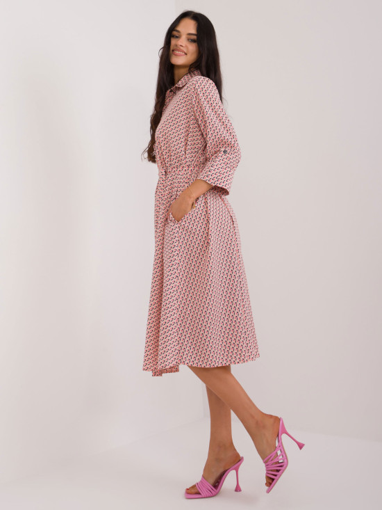 Ausgestellte pfirsichfarbene Kleid mit 3/4 Ärmeln