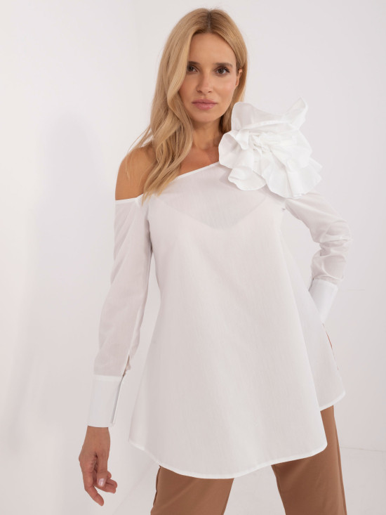 Elegante weiße Bluse mit asymmetrischem Ausschnitt