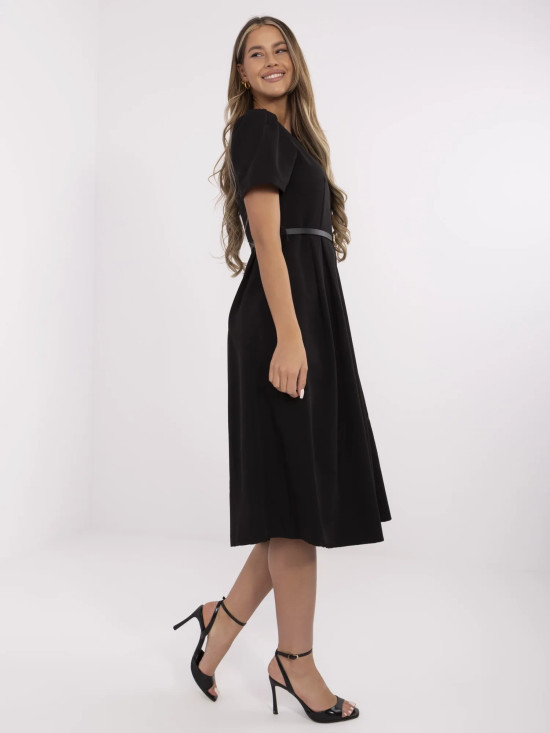 Elegantes schwarzes ausgestelltes Kleid