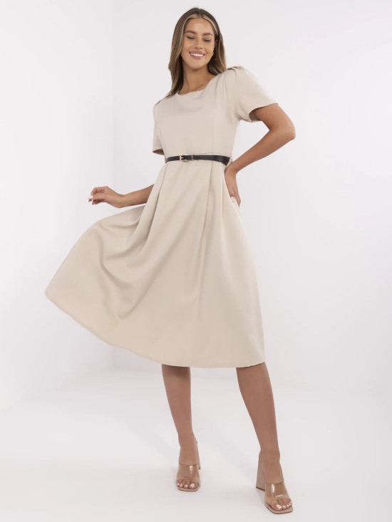 Elegantes beiges ausgestelltes Kleid