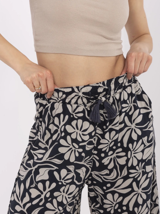 Stylische blaue Hose mit hohem Bund