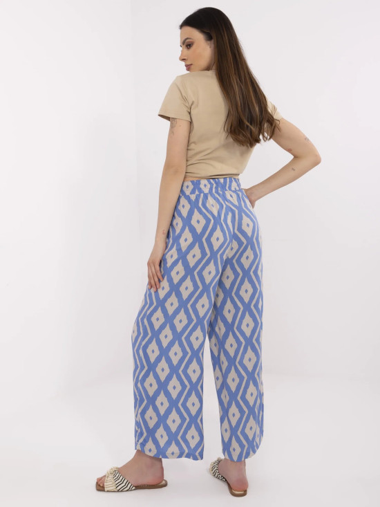 Blaue weite Hose mit geometrischem Muster