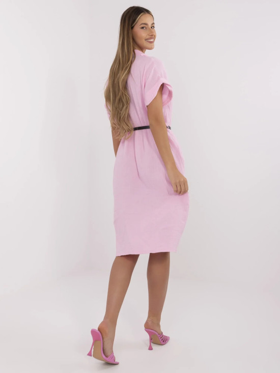 Einfaches rosa Kleid mit Kragen