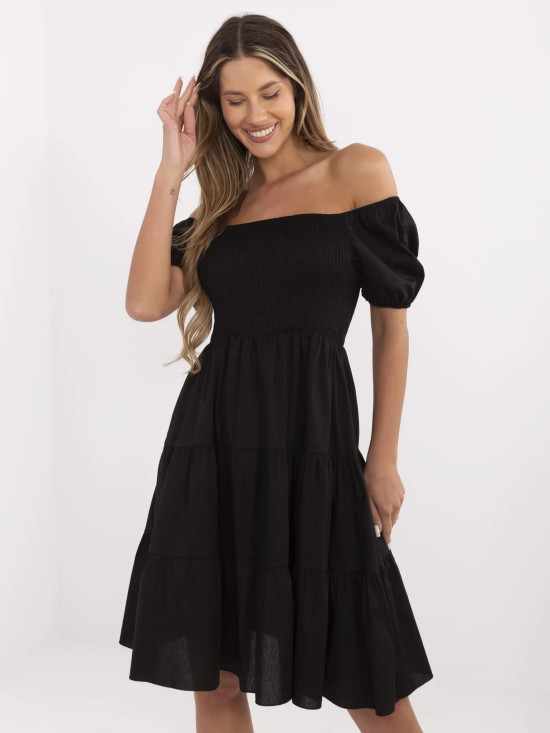 Ausgestelltes schwarzes Kleid