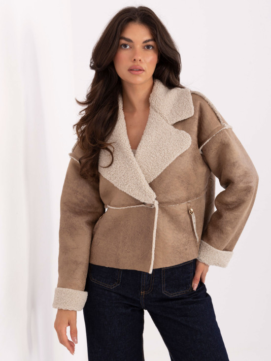 Kurze beigefarbene Übergangsjacke mit Knöpfen