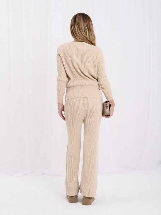 Beiges Set mit Strickjacke und weiten Hosen