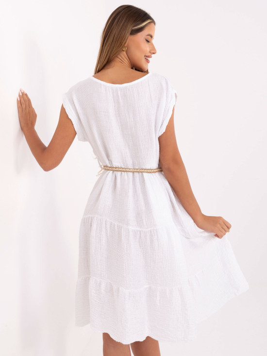 Weiße Sommerkleid mit Gürtel und Volant