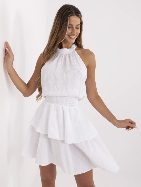 Weiße ausgestellte Kleid mit Rüsche