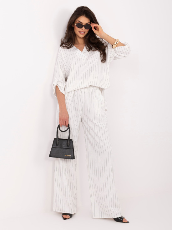 Weißes gestreiftes Set mit Bluse und weiten Hosen