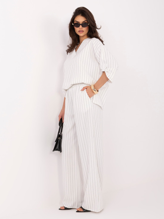 Weißes gestreiftes Set mit Bluse und weiten Hosen