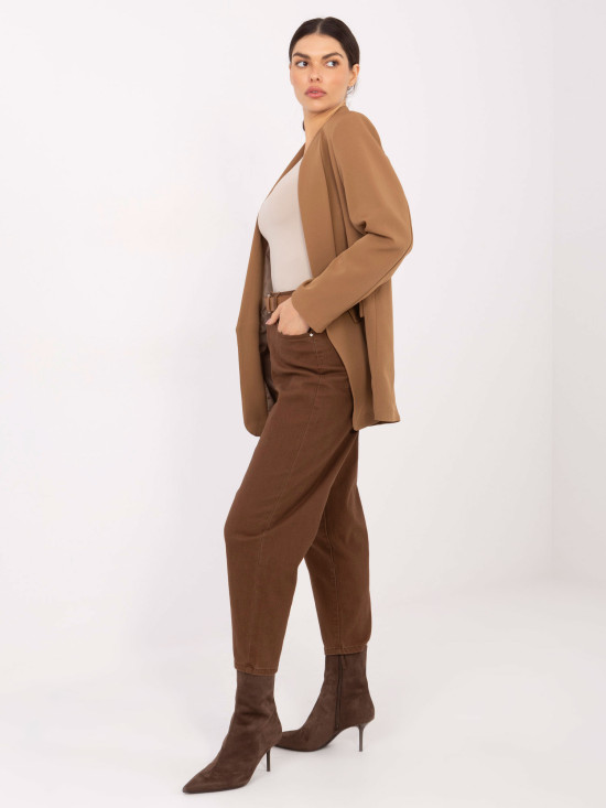 Braune Mom Jeans mit Gürtel