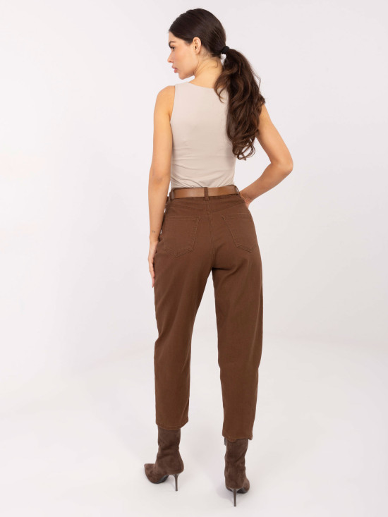 Braune Mom Jeans mit Gürtel
