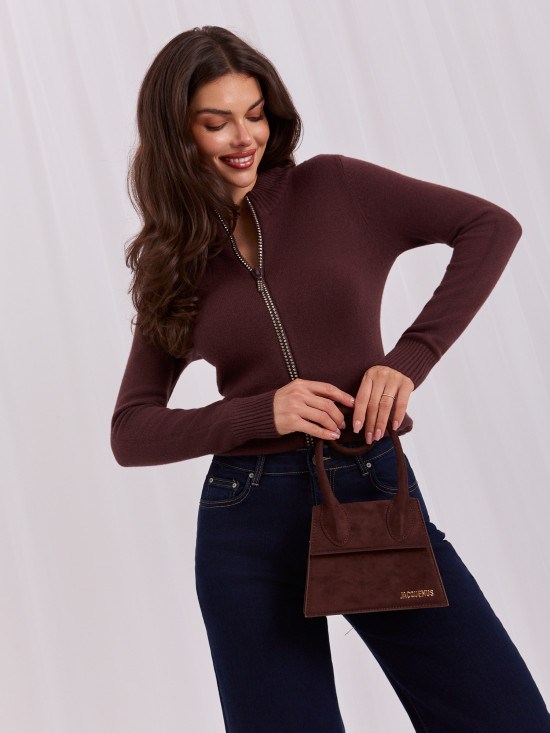 Eleganter brauner Pullover mit Stehkragen und Zirkonia