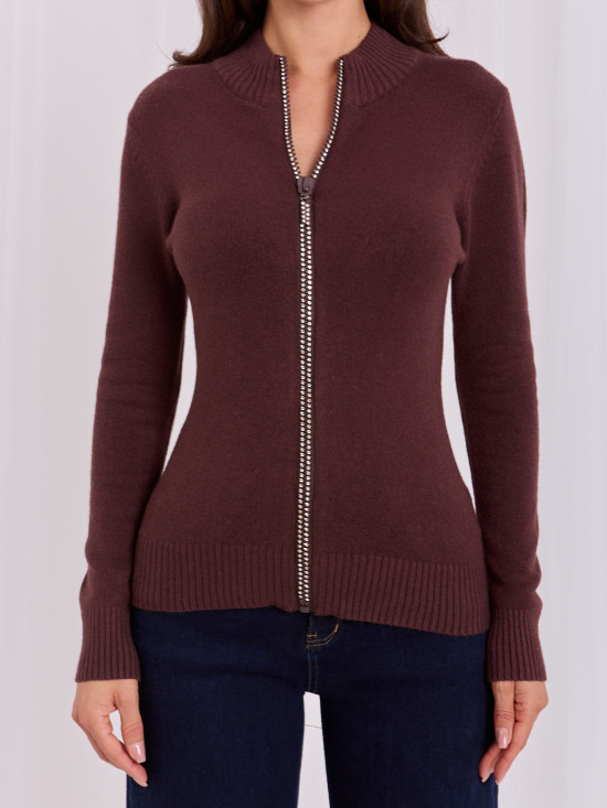Eleganter brauner Pullover mit Stehkragen und Zirkonia