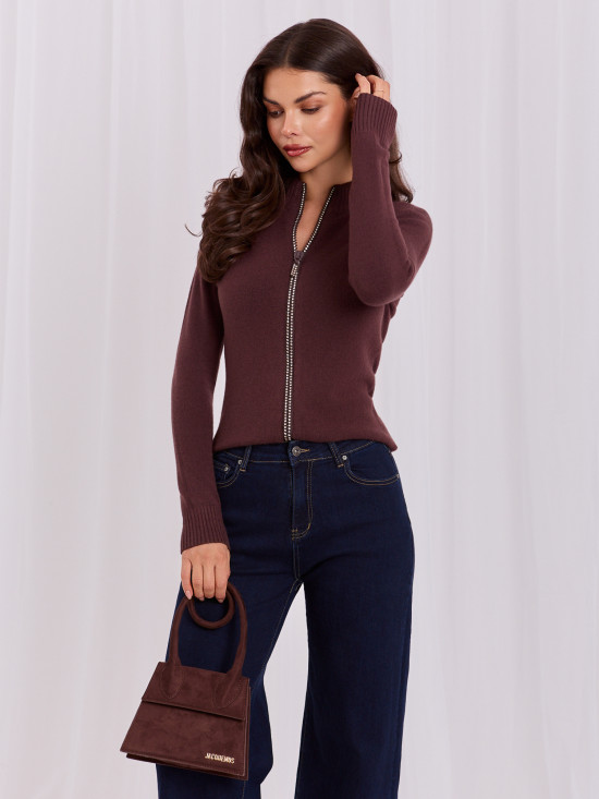 Eleganter brauner Pullover mit Stehkragen und Zirkonia