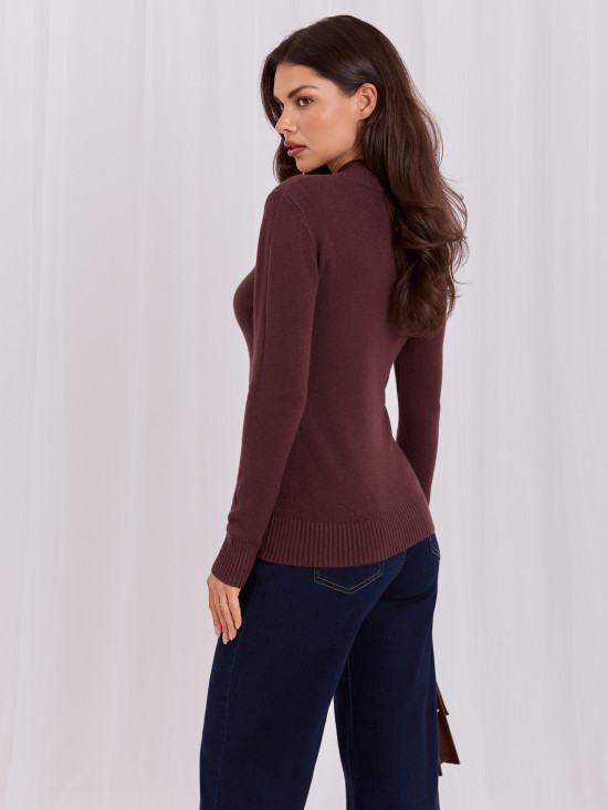 Eleganter brauner Pullover mit Stehkragen und Zirkonia