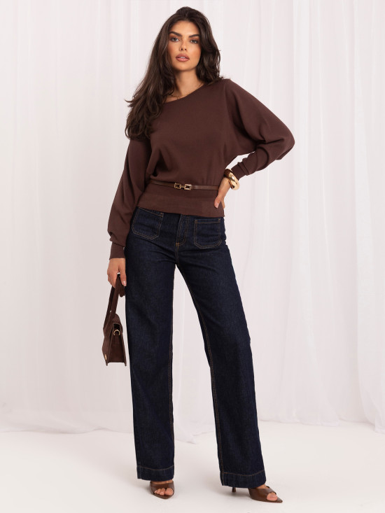 Eleganter brauner Pullover mit Gürtel und U-Boot-Ausschnitt
