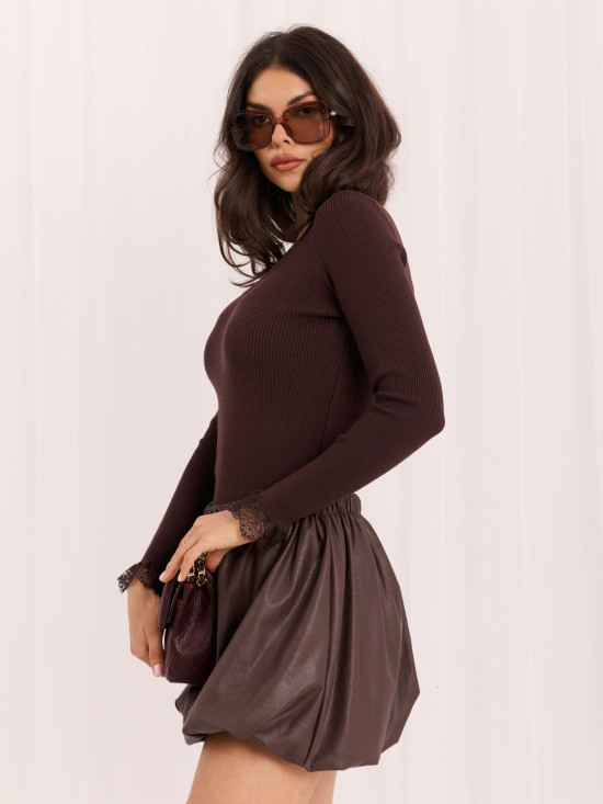 Eleganter brauner Pullover mit Spitze